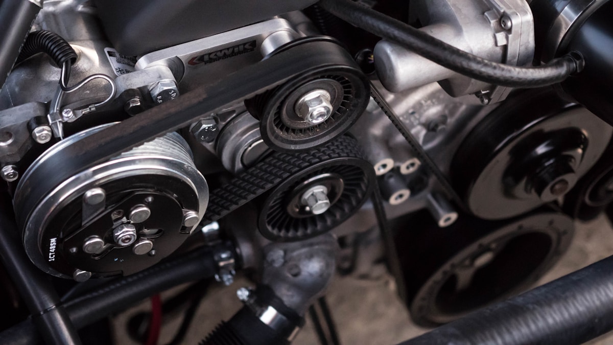 Fotografia ilustrativa dos detalhes de um motor automotivo.